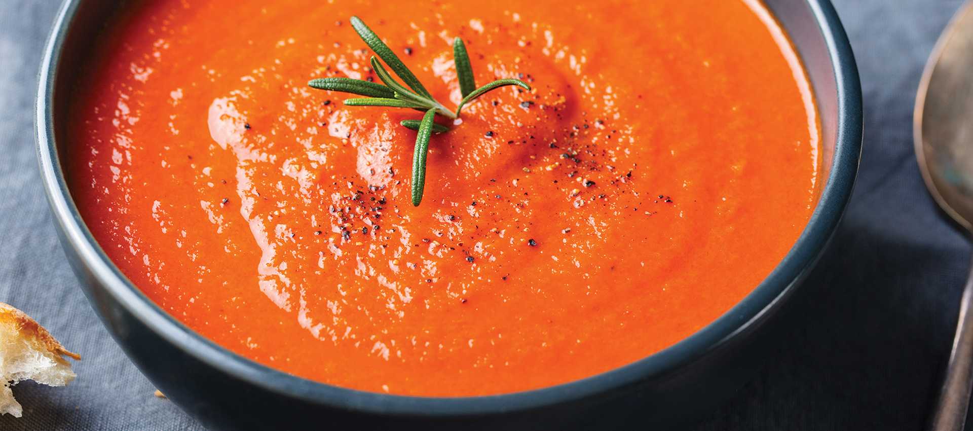 Fresh tomato soup with basil Fresh tomato soup with basil