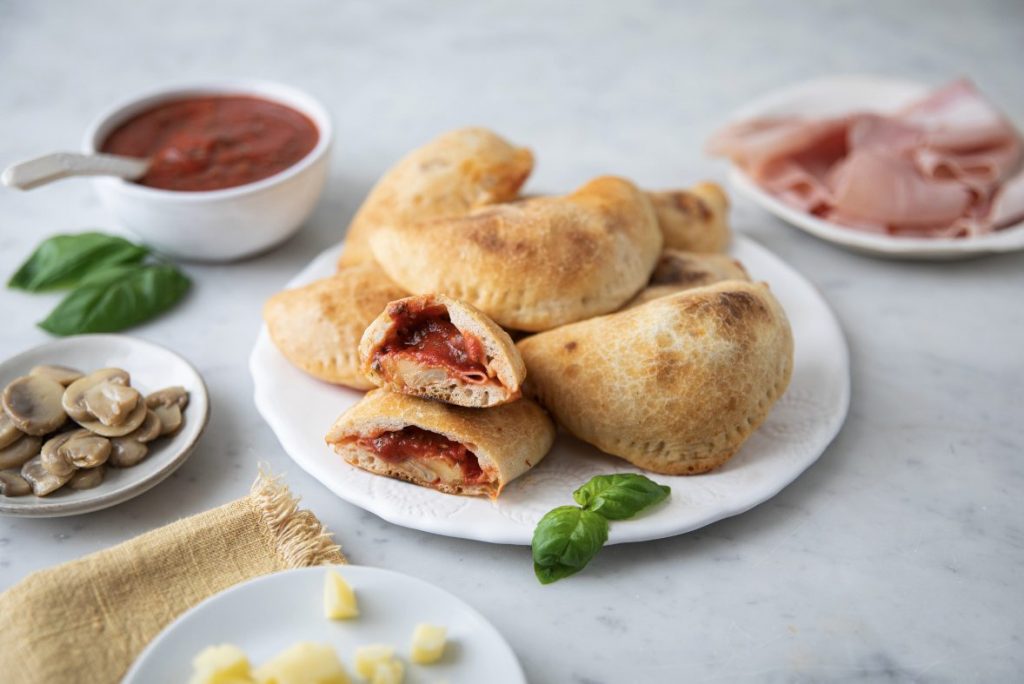 Mini Calzoni with sieved tomatoes, baked ham, mushrooms and cheese Mini Calzoni with sieved tomatoes, baked ham, mushrooms and cheese