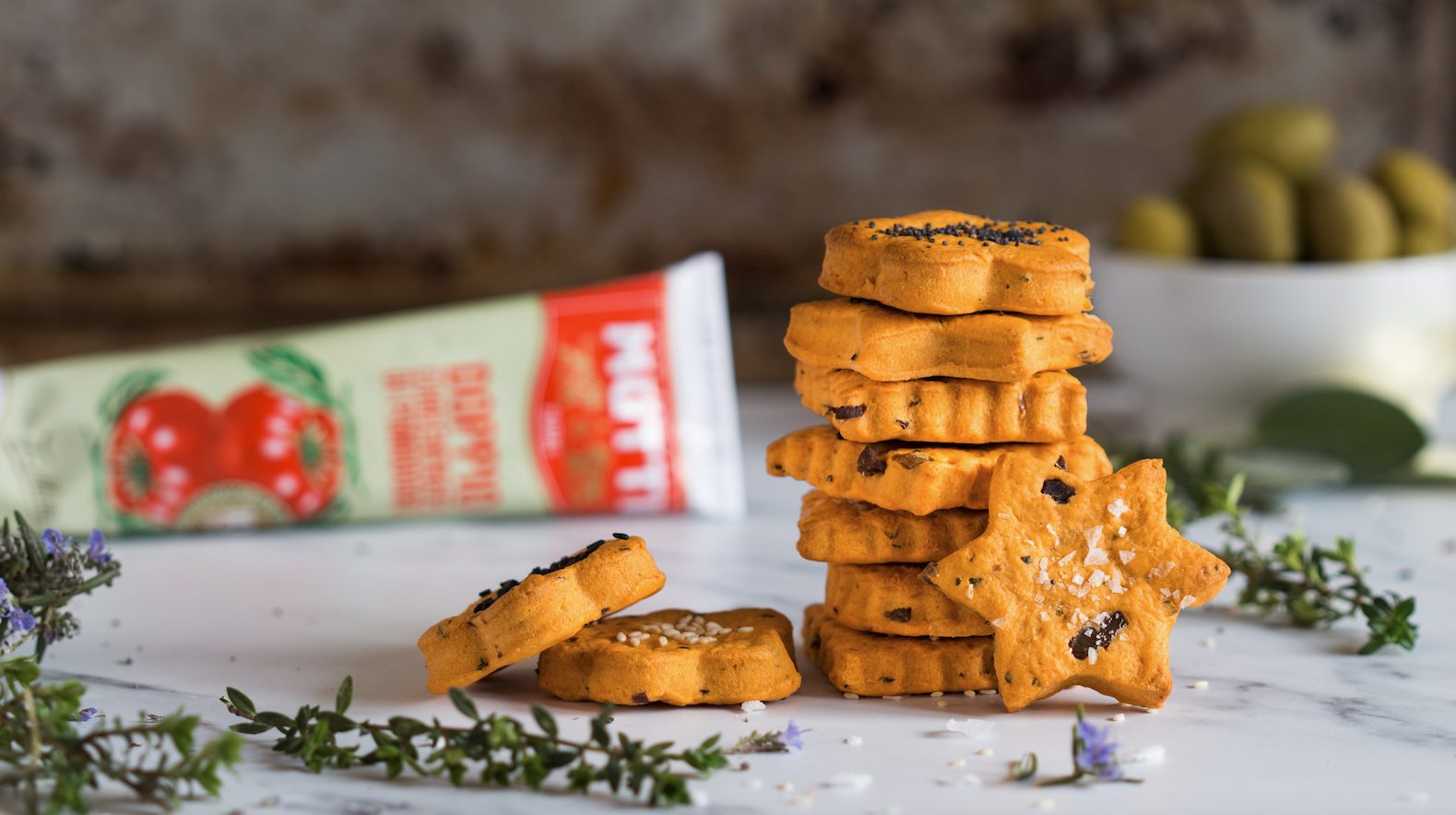 Savory shortbread biscuits with tomato Savory shortbread biscuits with tomato
