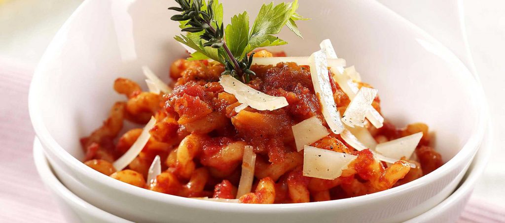 Fusilloni i ansjossovs med pecorino i flager Fusilloni i ansjossovs med pecorino i flager