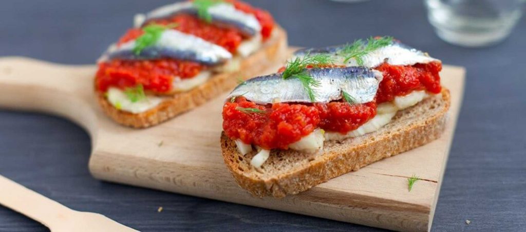 Bruschetta med marinerede sardiner, tomat og fennikel Bruschetta med marinerede sardiner, tomat og fennikel