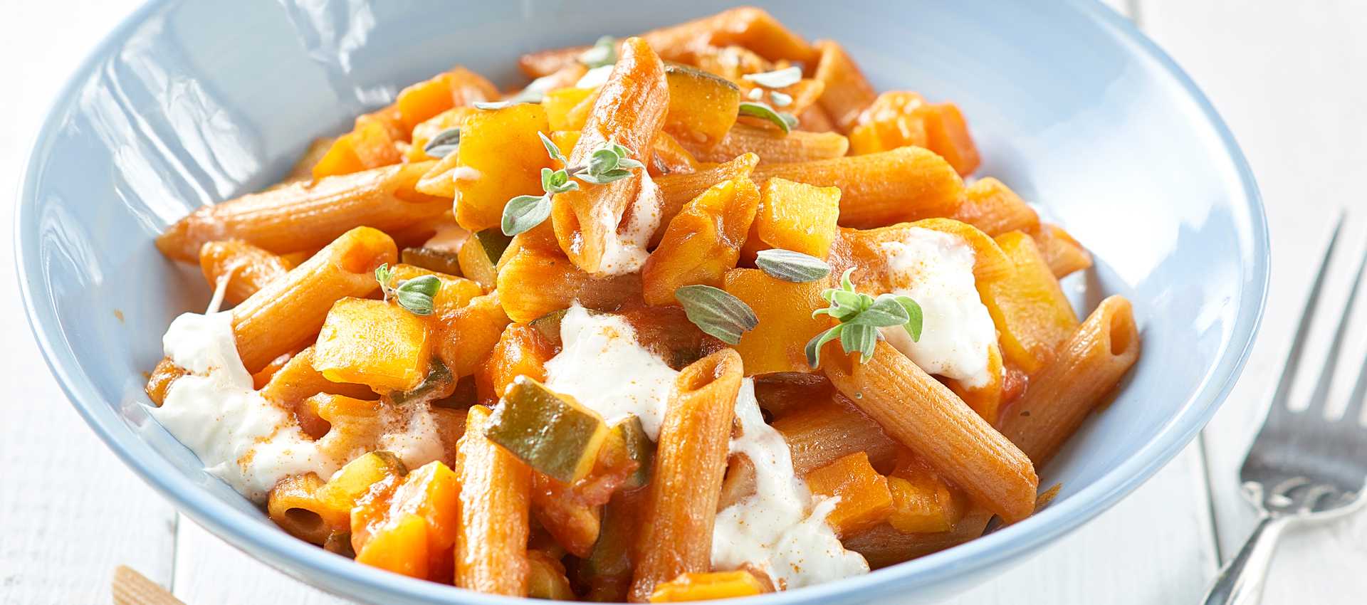 Suppe med kartofler, finthakket tomatsauce, små blæksprutter og hvidløgscroutonner Suppe med kartofler, finthakket tomatsauce, små blæksprutter og hvidløgscroutonner