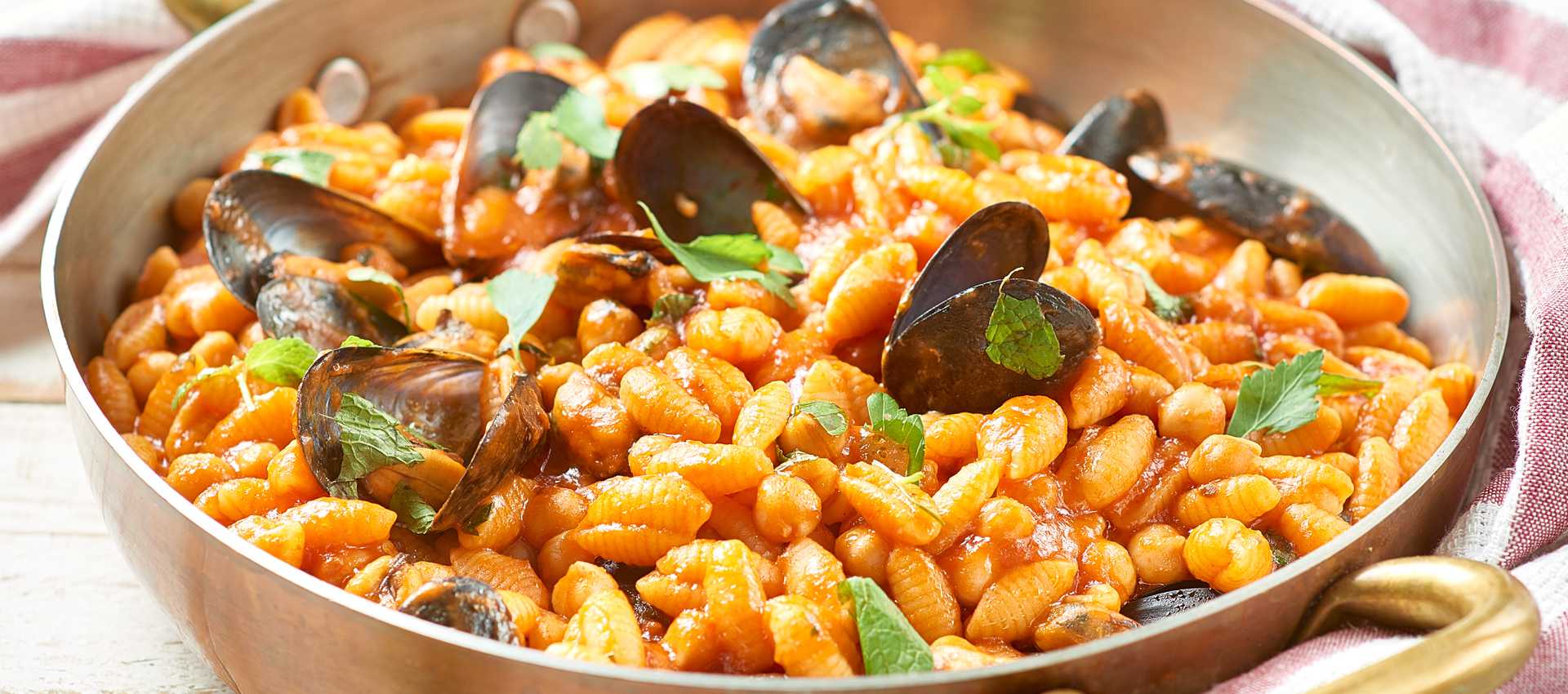 Gnocchetti sardi med blåmuslinger, kikærter, tomat og mynte Gnocchetti sardi med blåmuslinger, kikærter, tomat og mynte