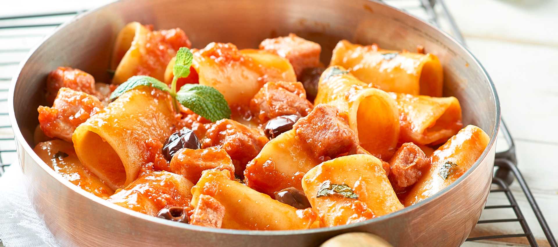 Pasta med tun, finthakket tomat og sorte oliven Pasta med tun, finthakket tomat og sorte oliven