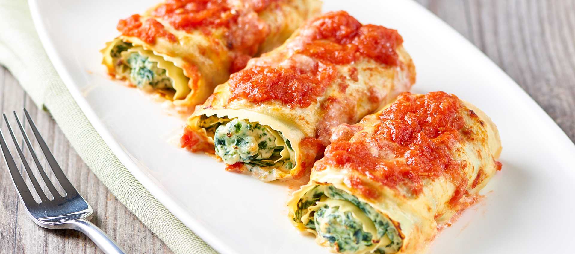 Lasagneruller med ricotta, spinat og finthakket tomat Lasagneruller med ricotta, spinat og finthakket tomat