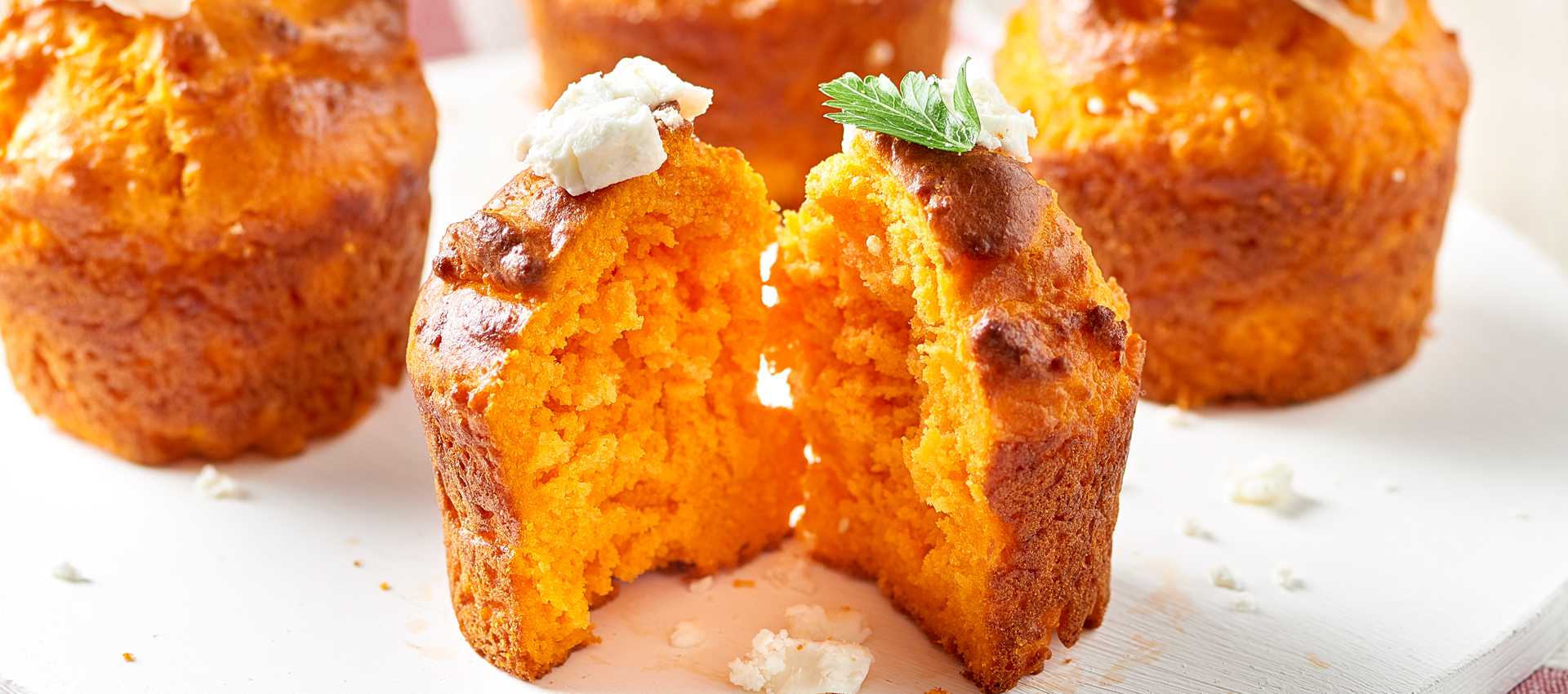 Muffin med tomat og karamelliserede løg og fetaost Muffin med tomat og karamelliserede løg og fetaost