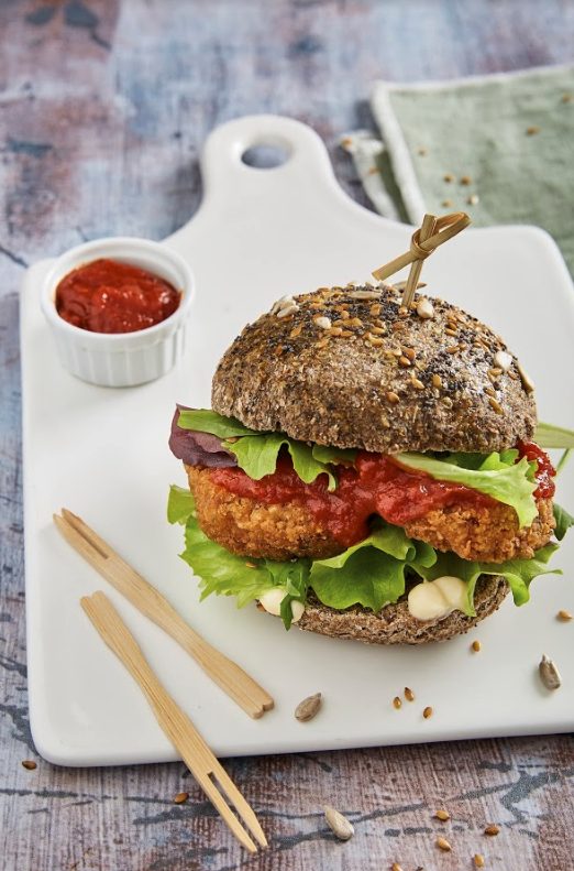 Falafelburgere med salat, stærk tomatsauce (med Mutti Passata) og citrontahin Falafelburgere med salat, stærk tomatsauce (med Mutti Passata) og citrontahin