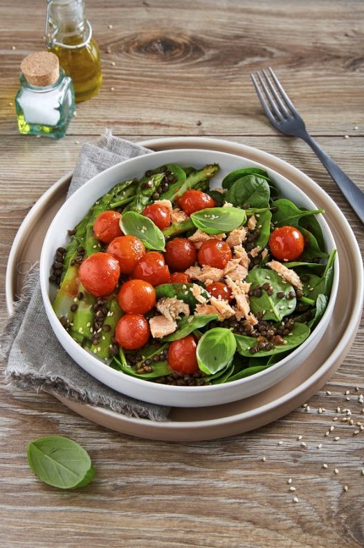 Salat med laks, cherrytomater, sorte linser og asparges Salat med laks, cherrytomater, sorte linser og asparges
