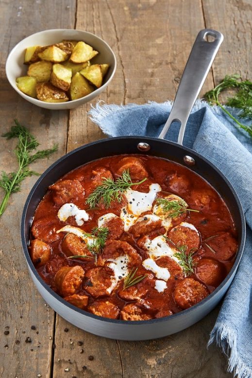 Pølsegryde med kartofler, dild og cremefraiche Pølsegryde med kartofler, dild og cremefraiche