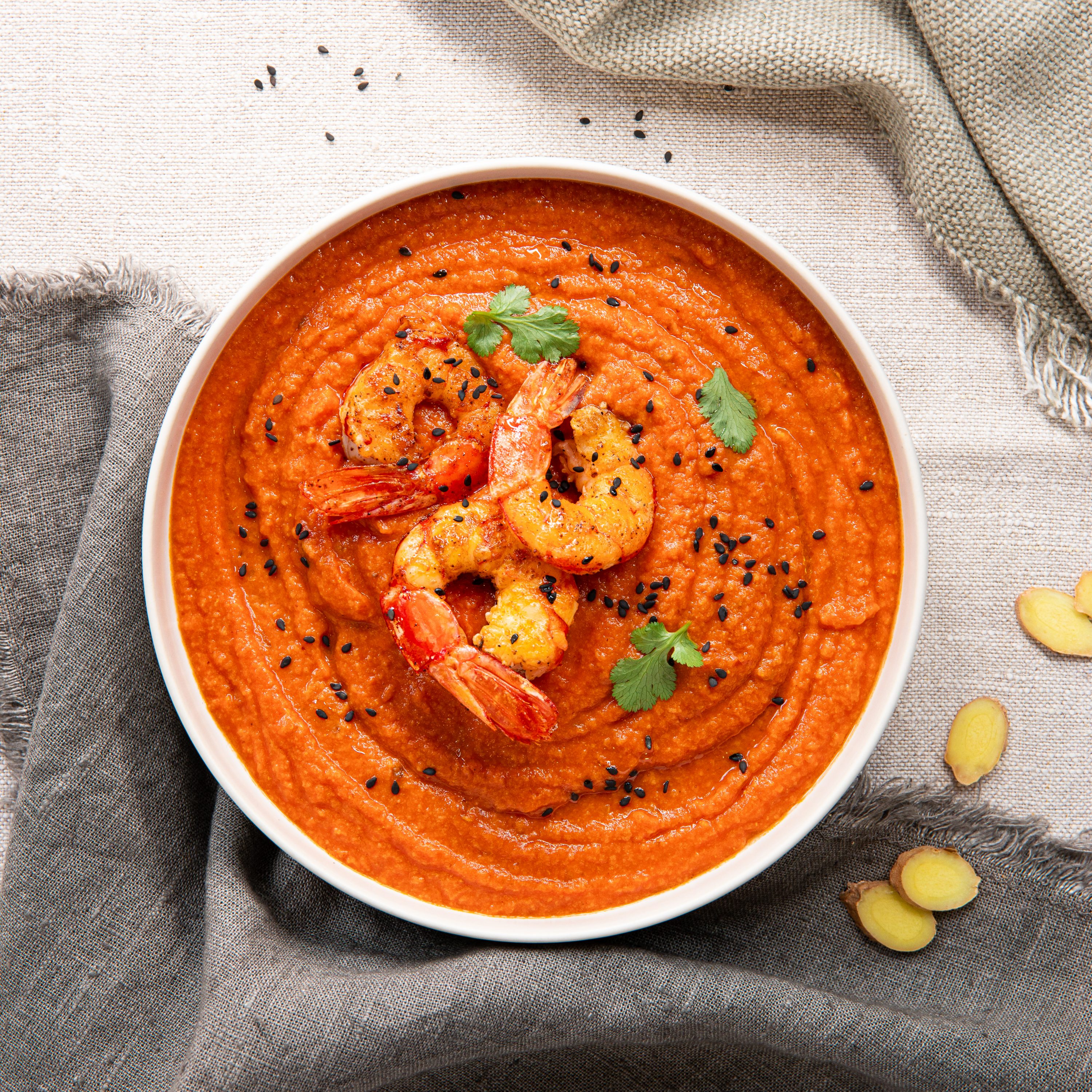 Cremet tomatsuppe med ingefær og rejer Cremet tomatsuppe med ingefær og rejer