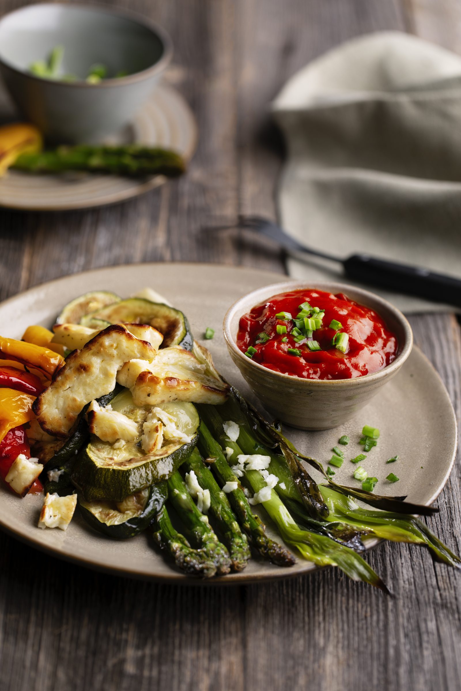GRILLET HALLOUMI MED SOMMERGRØNTSAGER GRILLET HALLOUMI MED SOMMERGRØNTSAGER