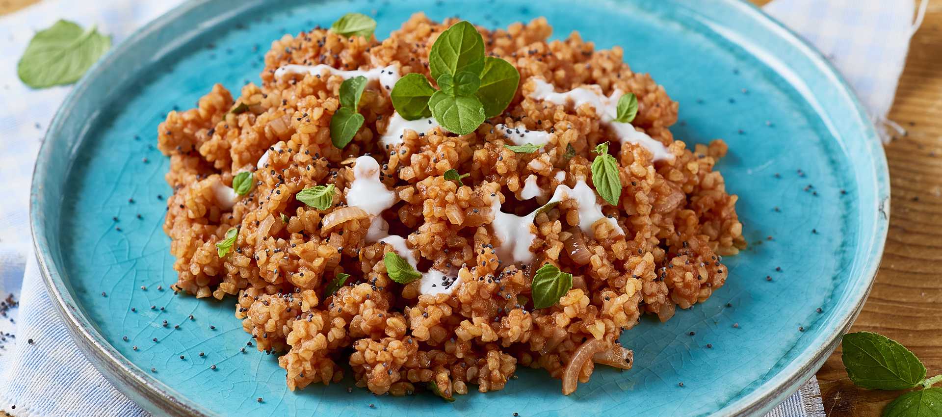 Myntebulgur med løk, tomat og yoghurt Myntebulgur med løk, tomat og yoghurt