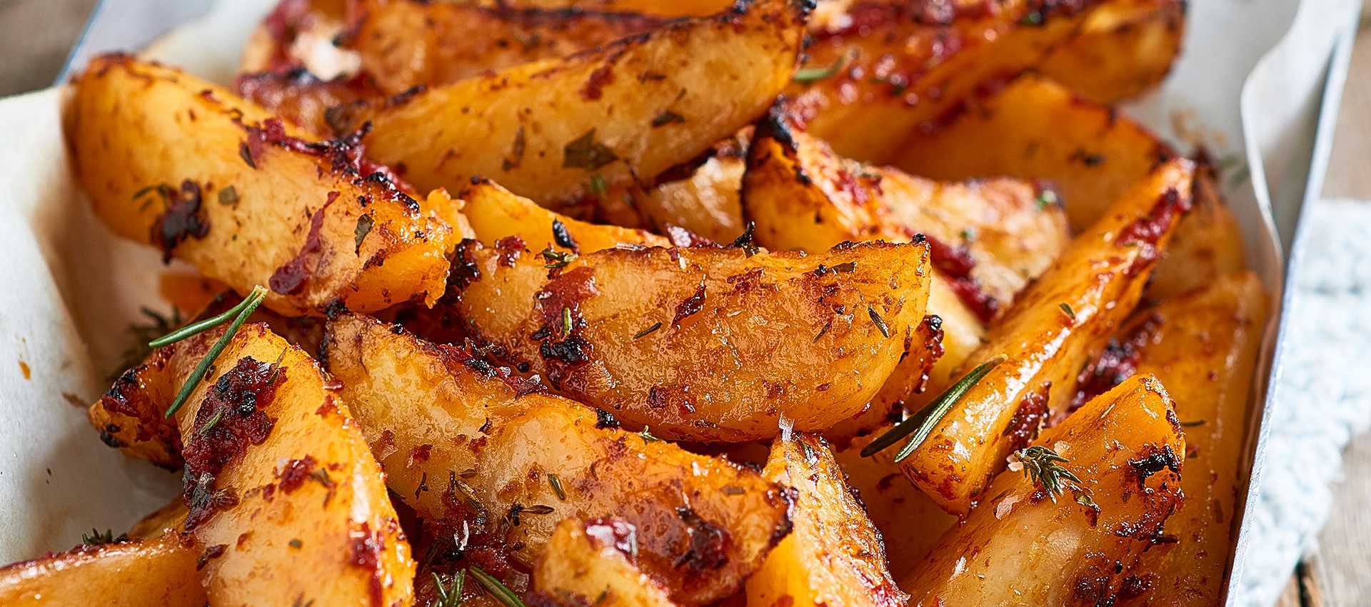 Patatas bravas med urter, krydder og Mutti tomatpuré, dobbelkonsentrat Patatas bravas med urter, krydder og Mutti tomatpuré, dobbelkonsentrat