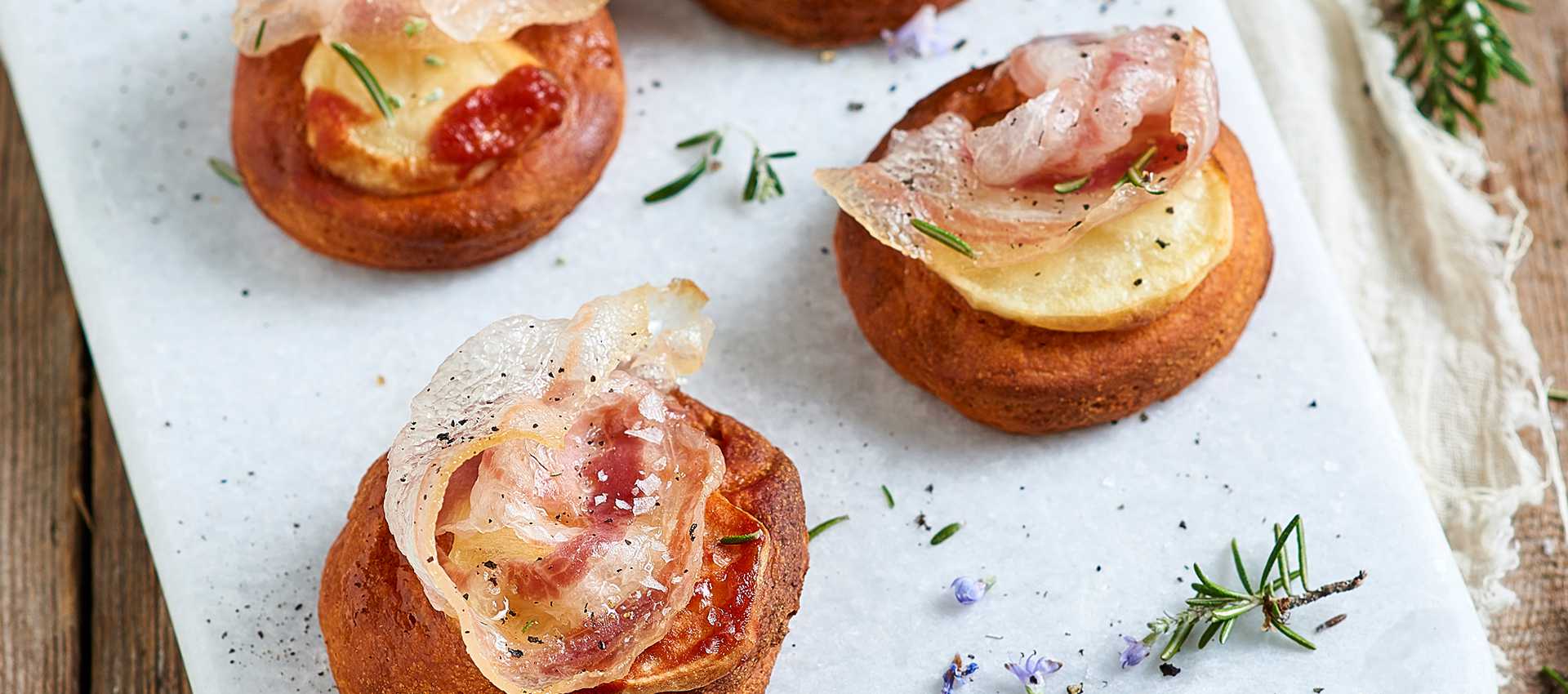Minipizza av korasanhvete med bacon, potet og rosmarin Minipizza av korasanhvete med bacon, potet og rosmarin