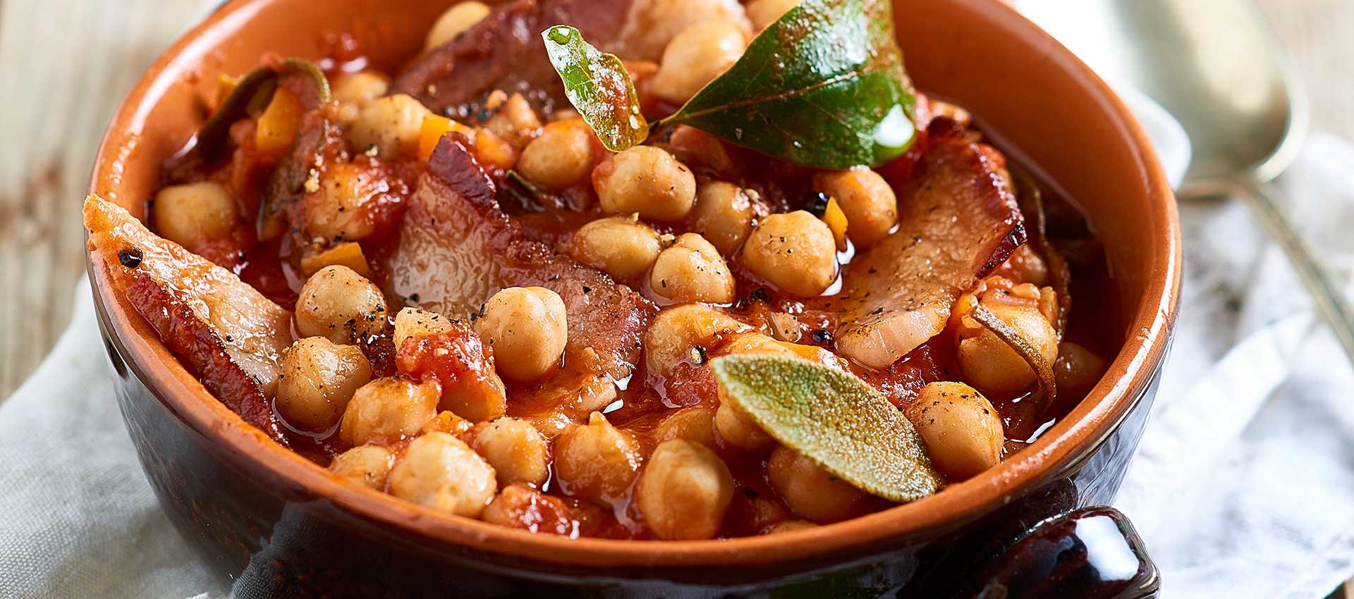 Varme kikerter, skrelte tomater og bacon Varme kikerter, skrelte tomater og bacon