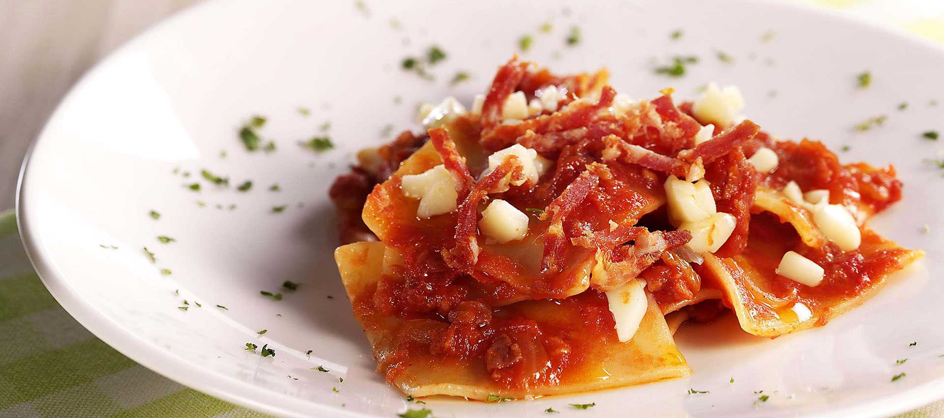 Maltagliati med peperonipølse og scamorzaterninger Maltagliati med peperonipølse og scamorzaterninger