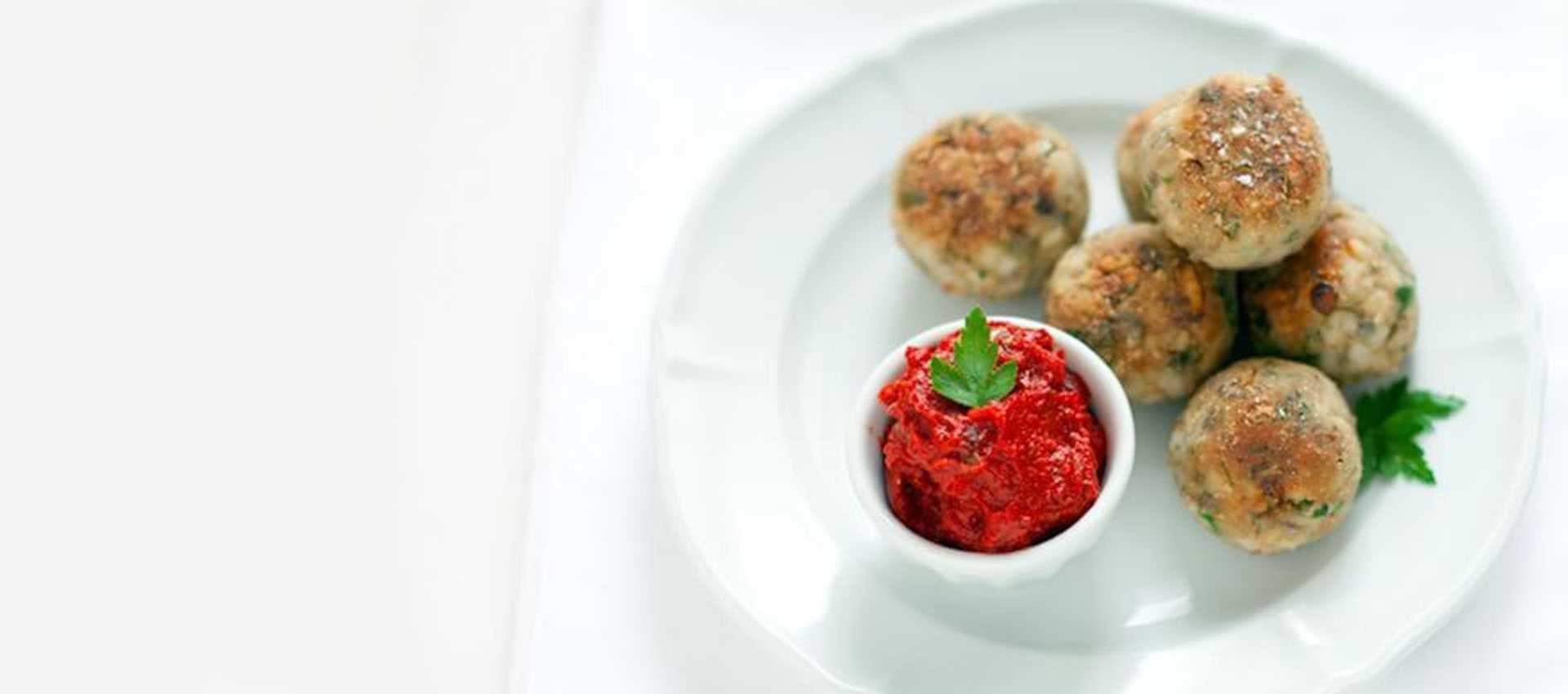 Ansjosboller med tomatdip Ansjosboller med tomatdip