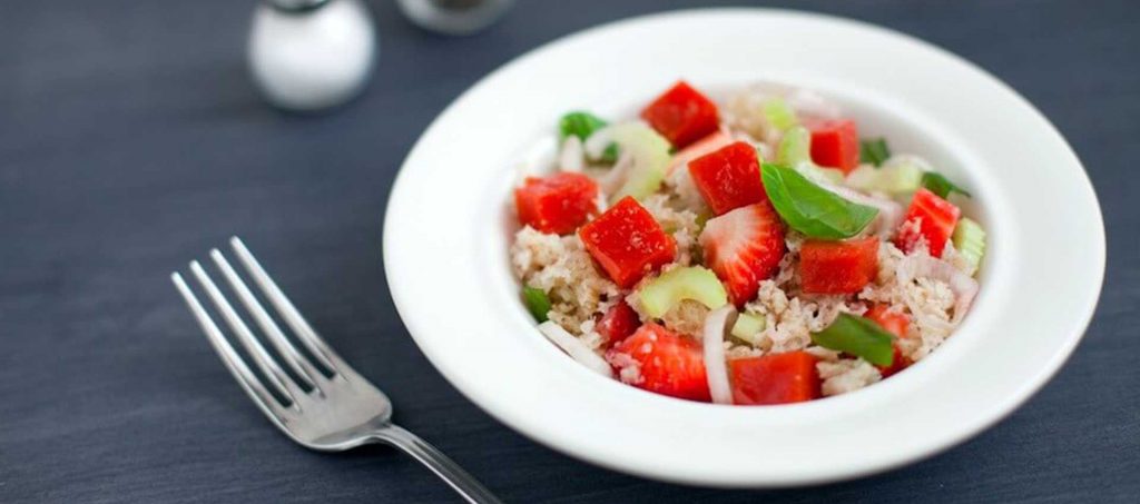 Panzanella med jordbær, tomatgelé og selleri Panzanella med jordbær, tomatgelé og selleri