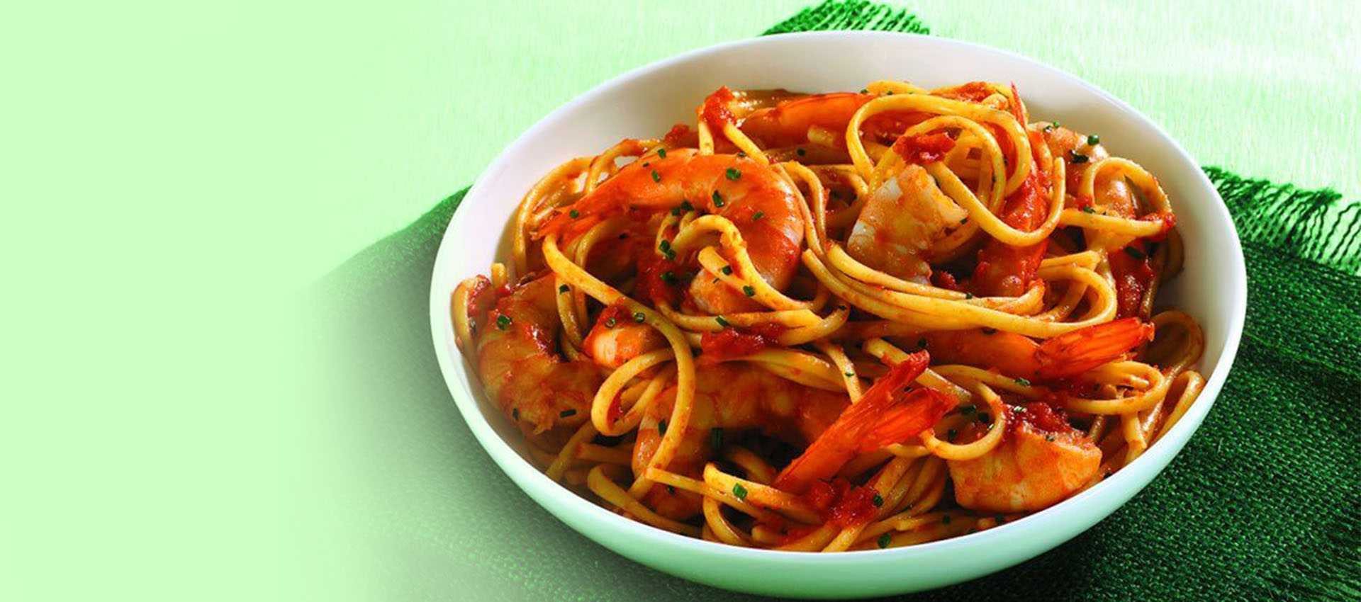 Linguine med kjempereker og Mutti finhakkede tomater Linguine med kjempereker og Mutti finhakkede tomater