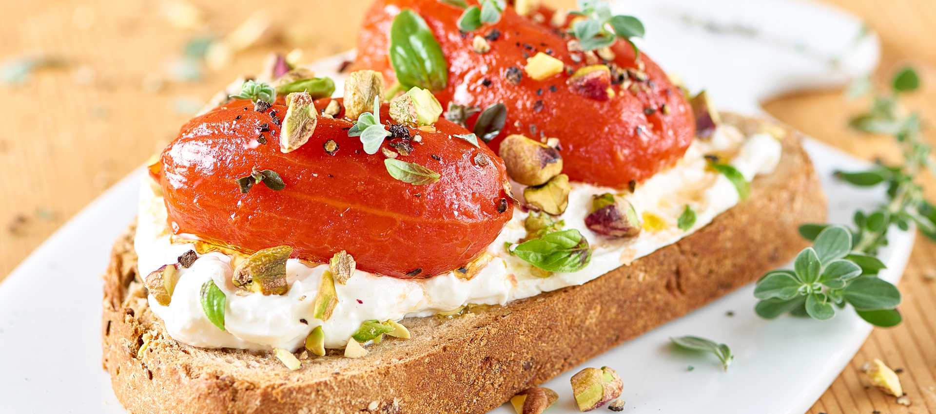 Ristet grovbrød med burratamozzarella og pistasje Ristet grovbrød med burratamozzarella og pistasje