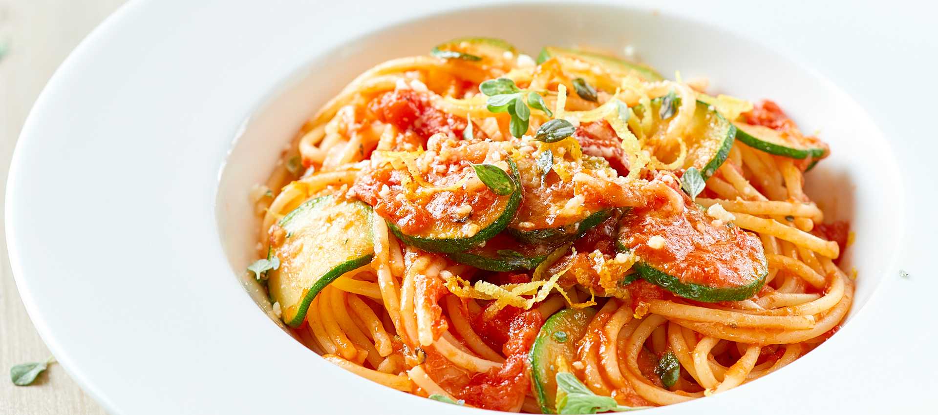 Squash pasta med tomat, sitron og merian Squash pasta med tomat, sitron og merian