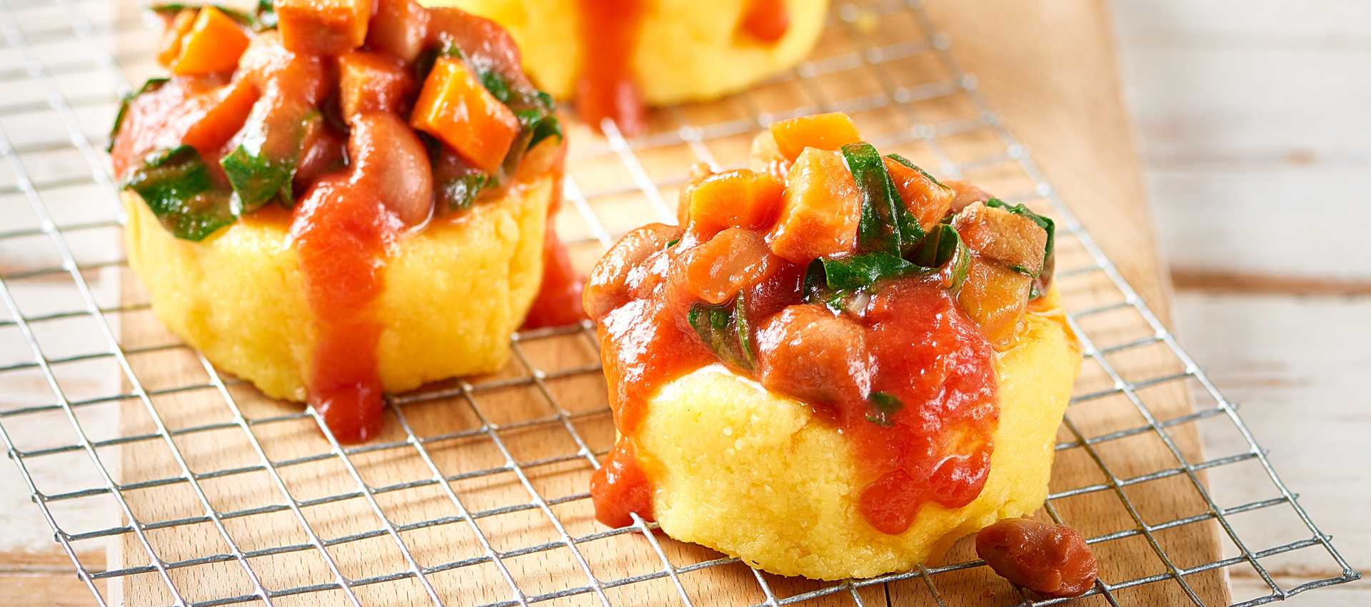 Polenta med bønne- og seitansaus Polenta med bønne- og seitansaus