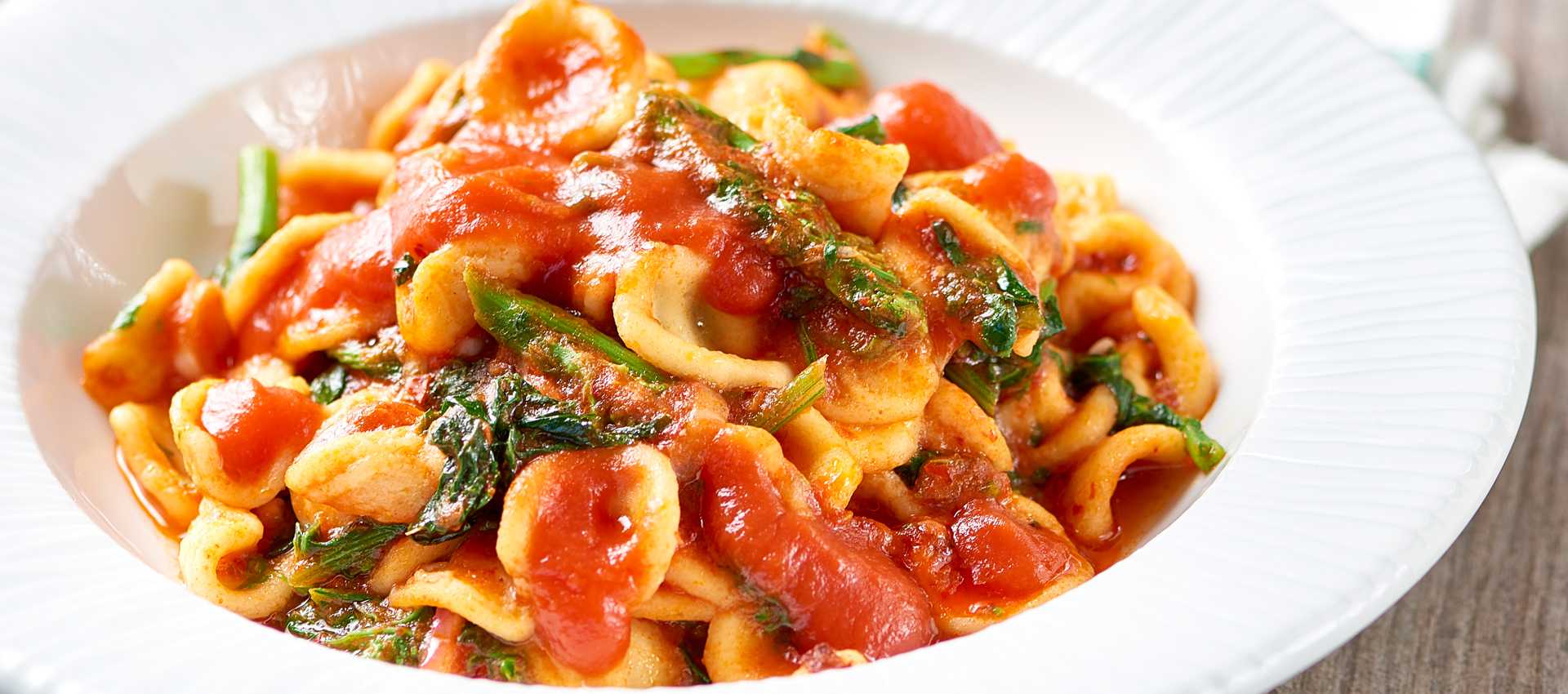 Orecchiettepasta med tomat, ‘nduja og kålrotblader Orecchiettepasta med tomat, ‘nduja og kålrotblader