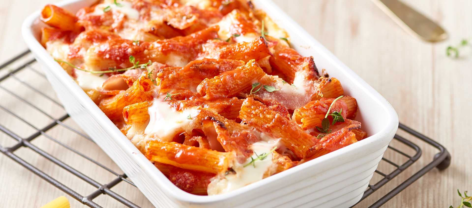 Gratinert makaroni med tomat, kokt skinke og mozzarella Gratinert makaroni med tomat, kokt skinke og mozzarella