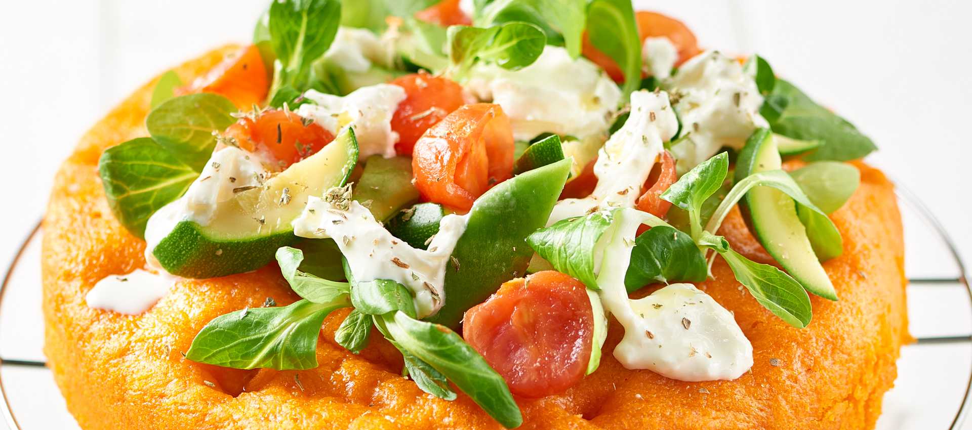 Rød dampet focaccia med grønnsaker og mozzarella Rød dampet focaccia med grønnsaker og mozzarella