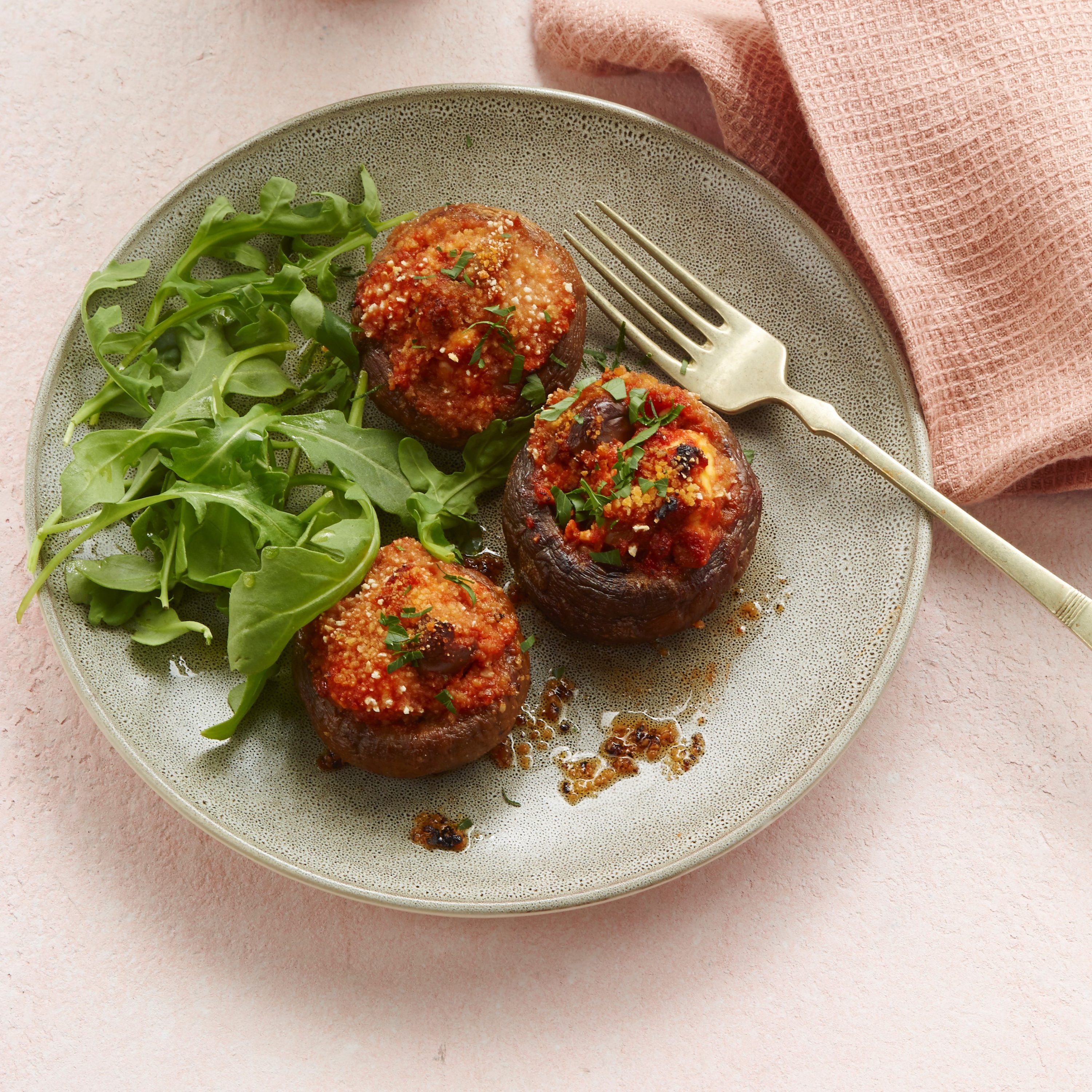 Fylt portobello med feta og tomatsaus med oliven – Mutti Fylt portobello med feta og tomatsaus med oliven – Mutti