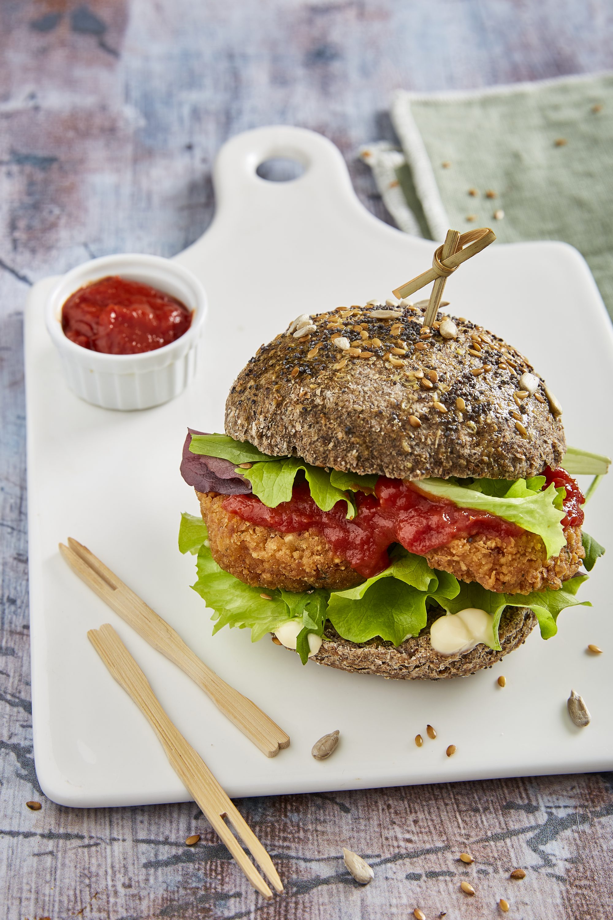 Falafelburgere med salat, sterk tomatsaus (med Mutti Passata) og sitrontahini Falafelburgere med salat, sterk tomatsaus (med Mutti Passata) og sitrontahini