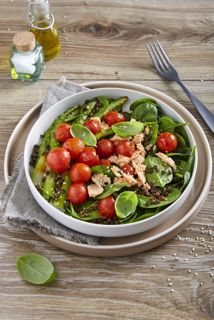 Salat med laks, cherrytomater, svarte linser og asparges Salat med laks, cherrytomater, svarte linser og asparges