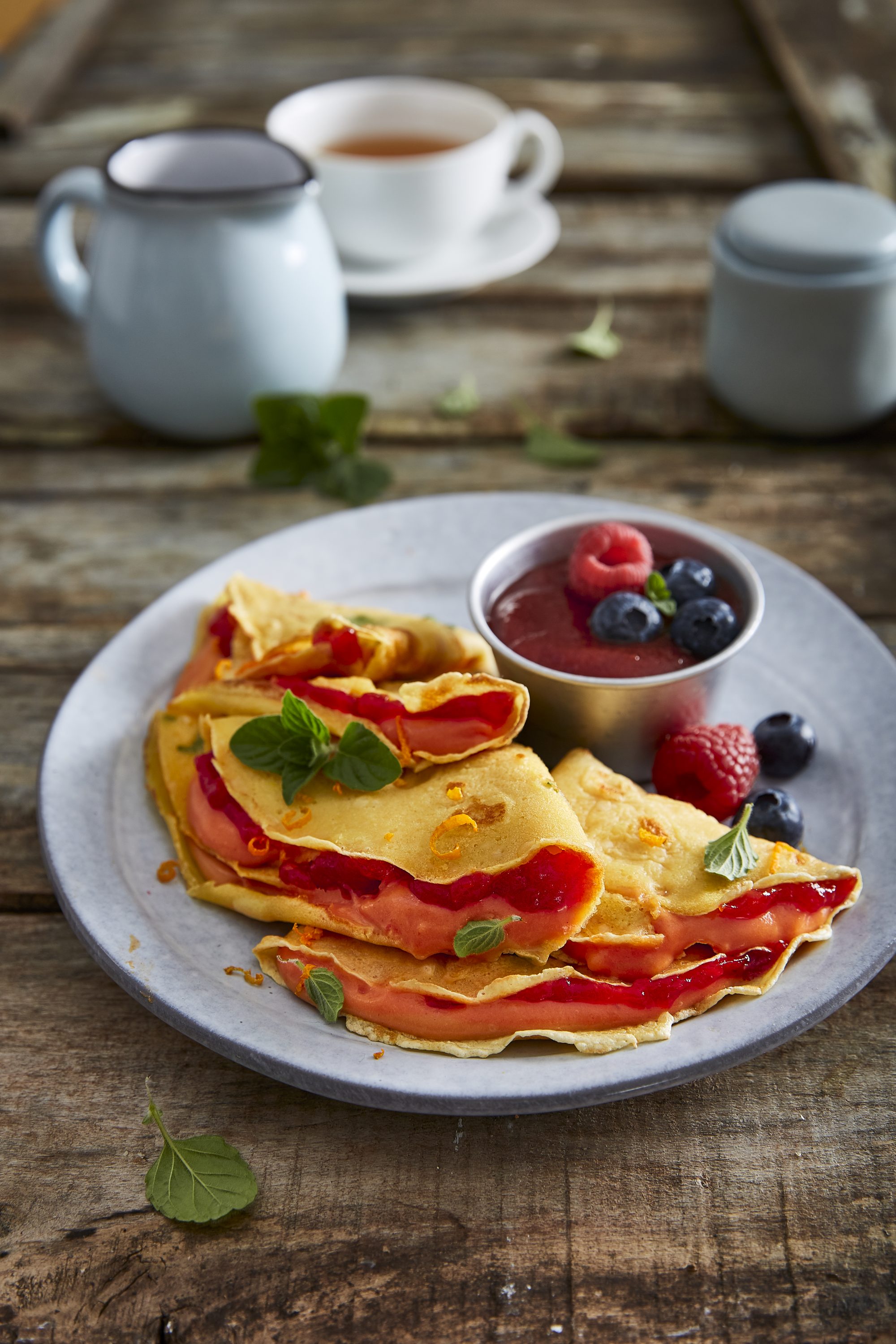 CRÊPES MED RØD VANILJEKREM OG SØT PASSATA CRÊPES MED RØD VANILJEKREM OG SØT PASSATA