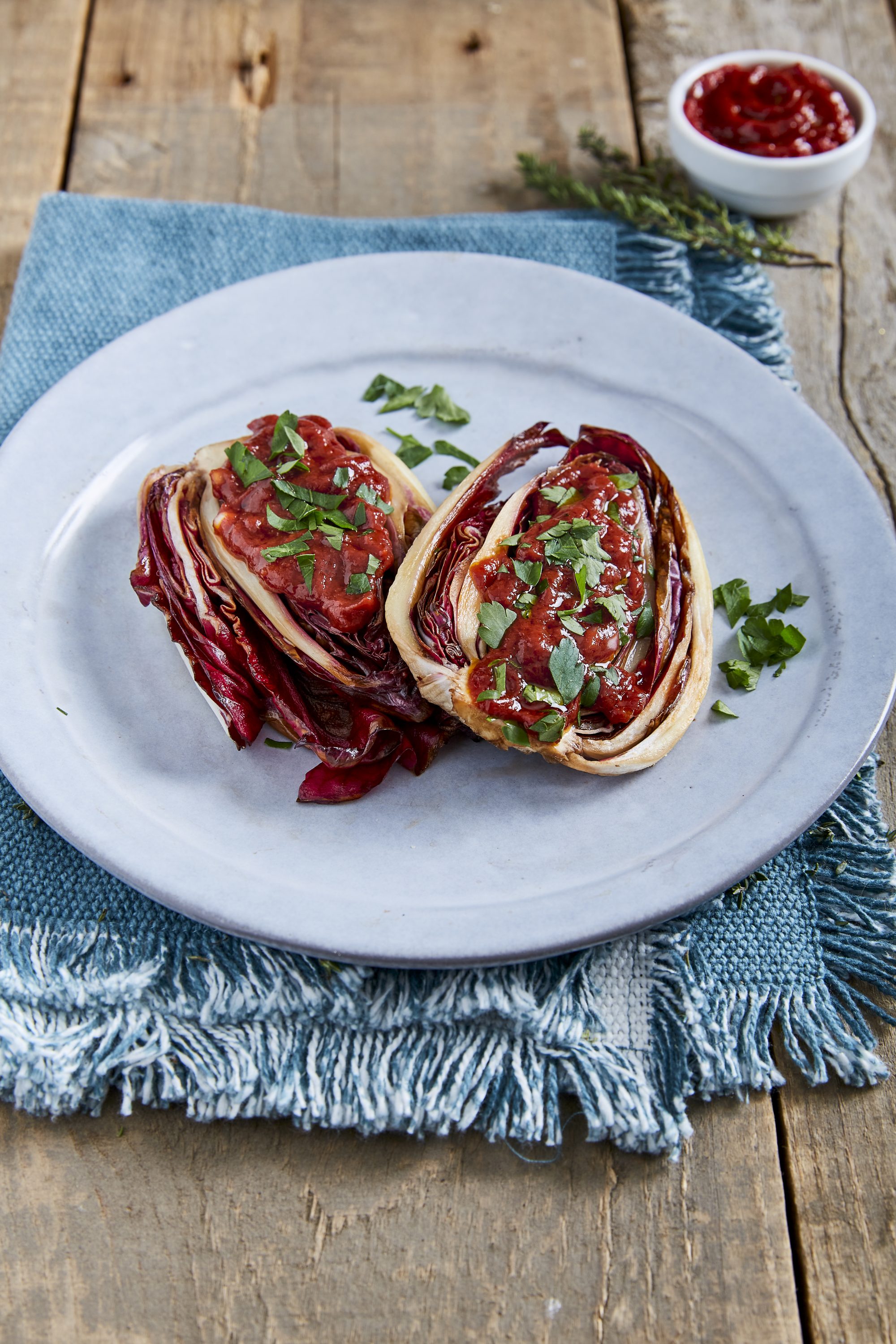 GRILLET SIKORISALAT MED TOMAT OG HVIT BALSAMICOVINAIGRETTE GRILLET SIKORISALAT MED TOMAT OG HVIT BALSAMICOVINAIGRETTE