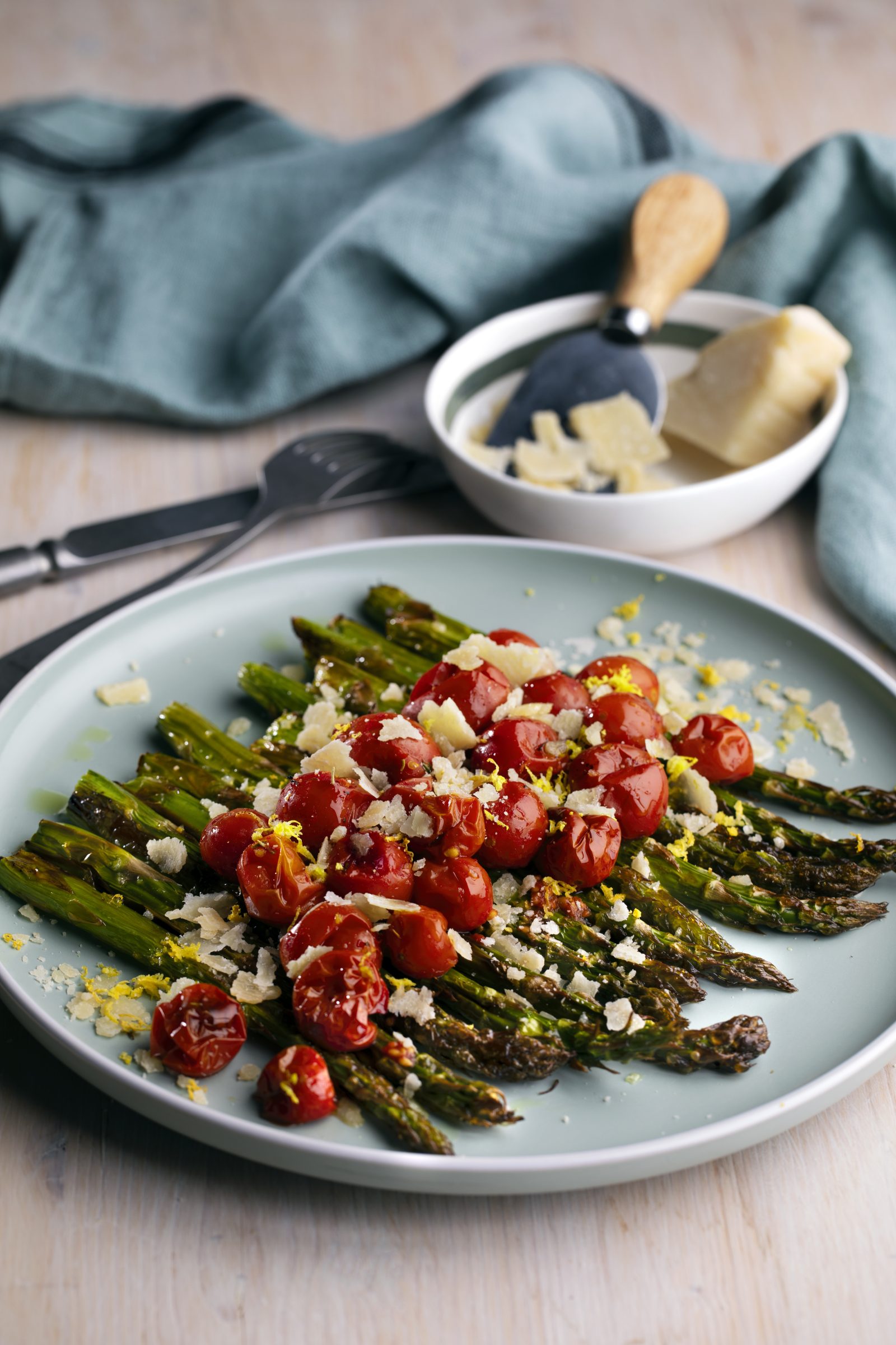 PARMESANSASPARGES OG OVNSBAKTE CHERRYTOMATER PARMESANSASPARGES OG OVNSBAKTE CHERRYTOMATER