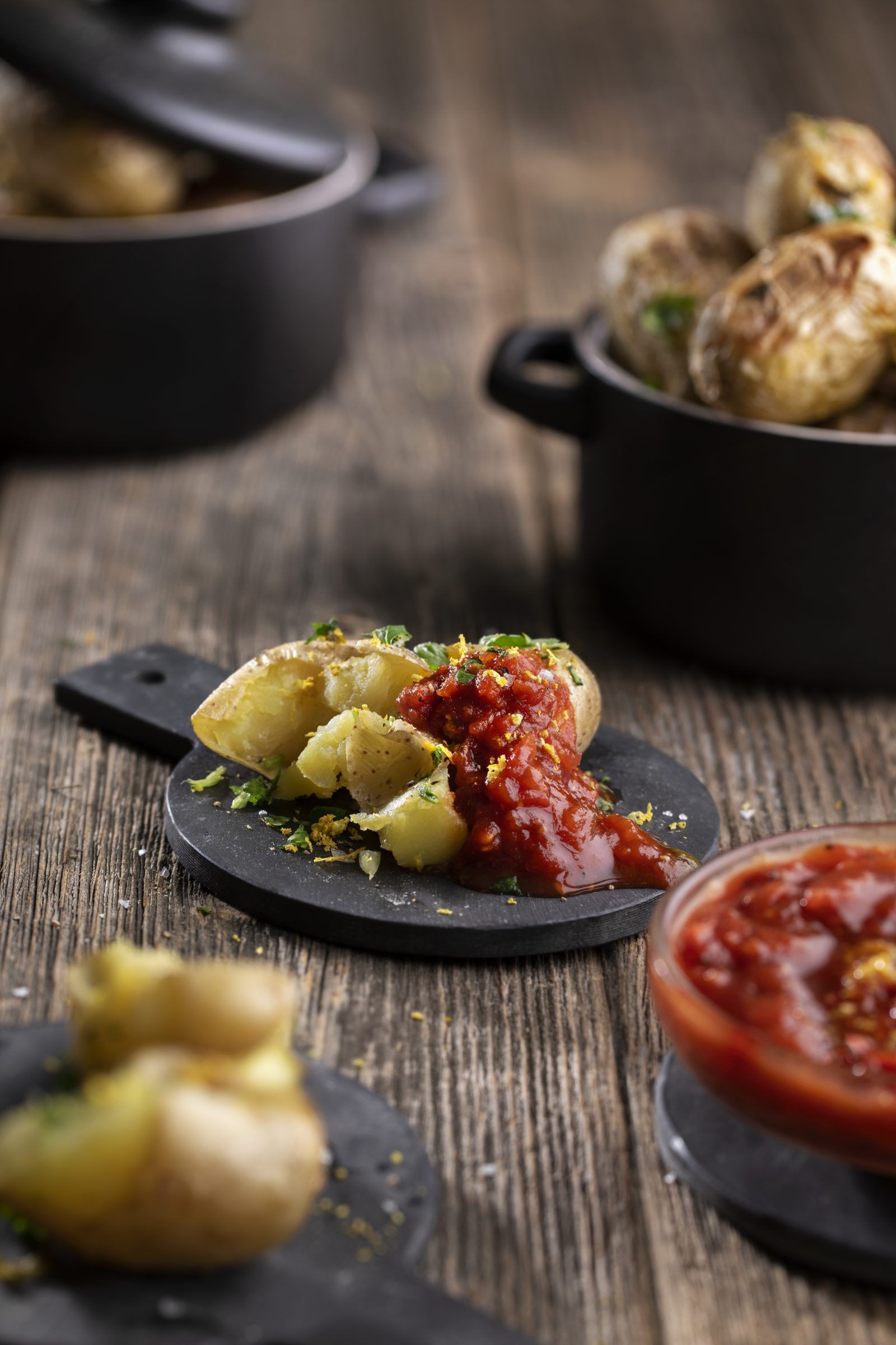 GRILLEDE SOMMERPOTETER MED TOMATDIP GRILLEDE SOMMERPOTETER MED TOMATDIP