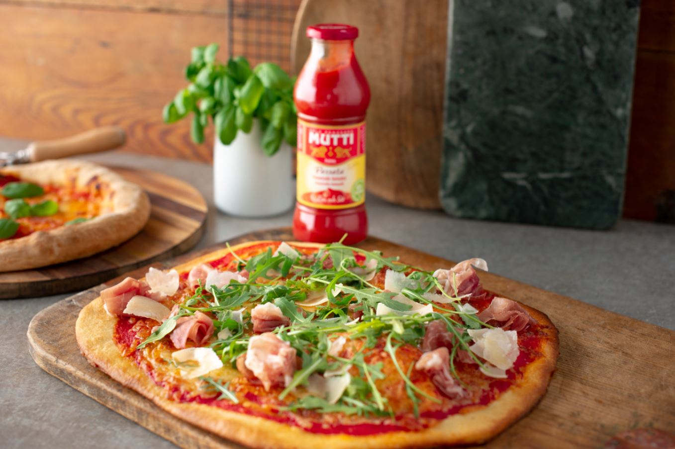 Sprø pizza med parmaskinke, parmesan og rucola Sprø pizza med parmaskinke, parmesan og rucola