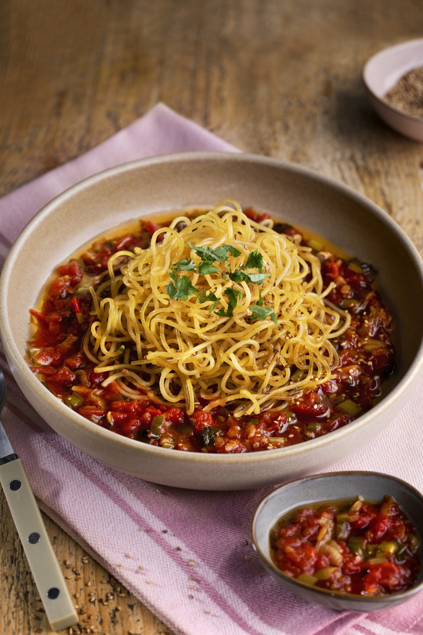 STEKT PASTA I ASIATISK TOMATSAUS STEKT PASTA I ASIATISK TOMATSAUS