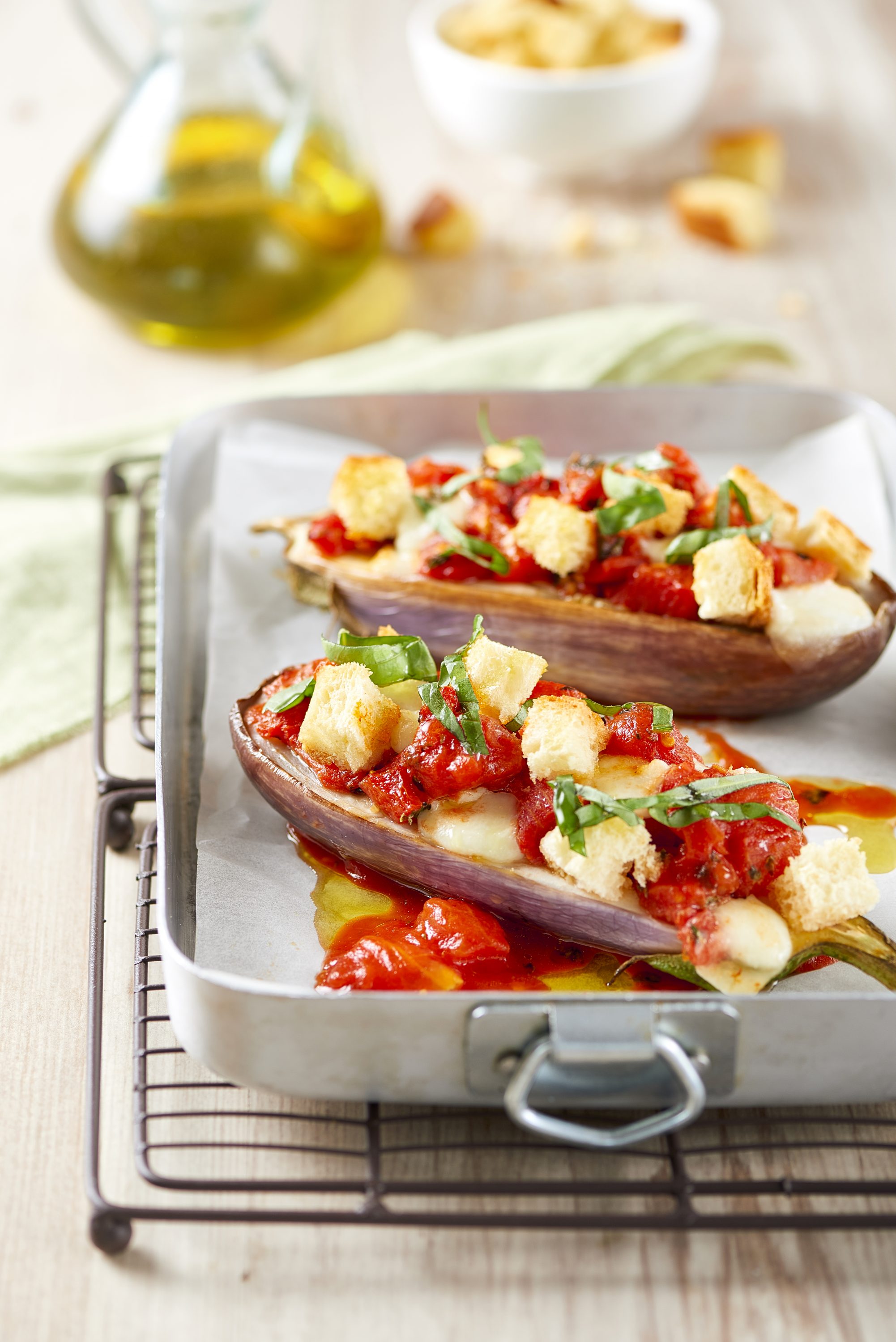 Auberginehalvor med tomater och knaprigt bröd. Auberginehalvor med tomater och knaprigt bröd.