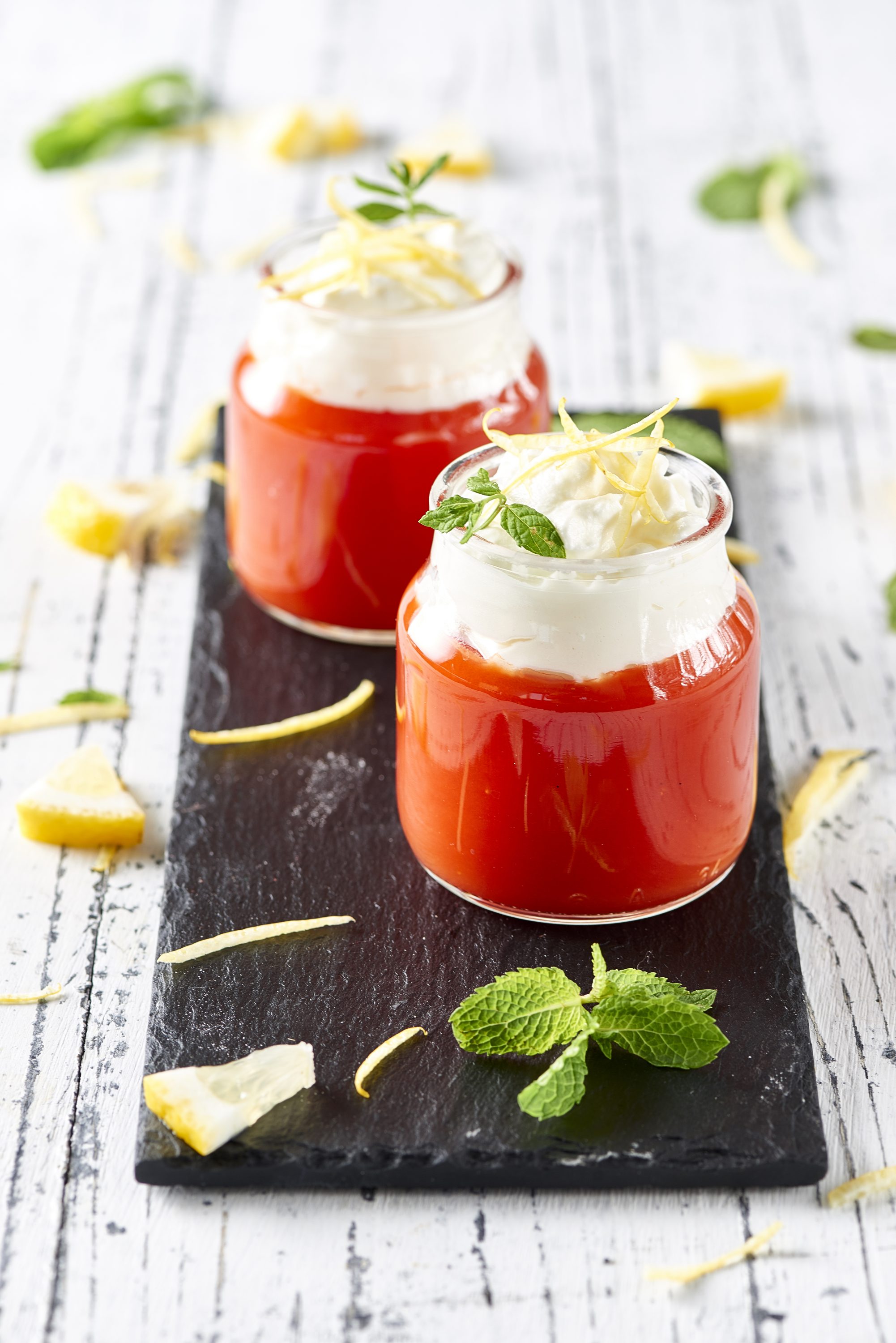 Fräsch tomatkräm med ricottamousse och mynta Fräsch tomatkräm med ricottamousse och mynta