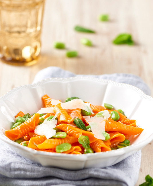 Röd garganellipasta med sås av bondbönor, fårost och mynta Röd garganellipasta med sås av bondbönor, fårost och mynta