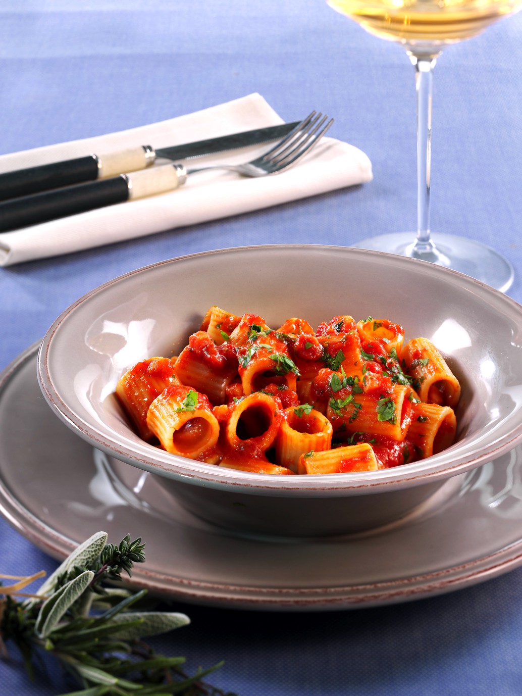 Mezze maniche pasta med bacon och tomater Mezze maniche pasta med bacon och tomater