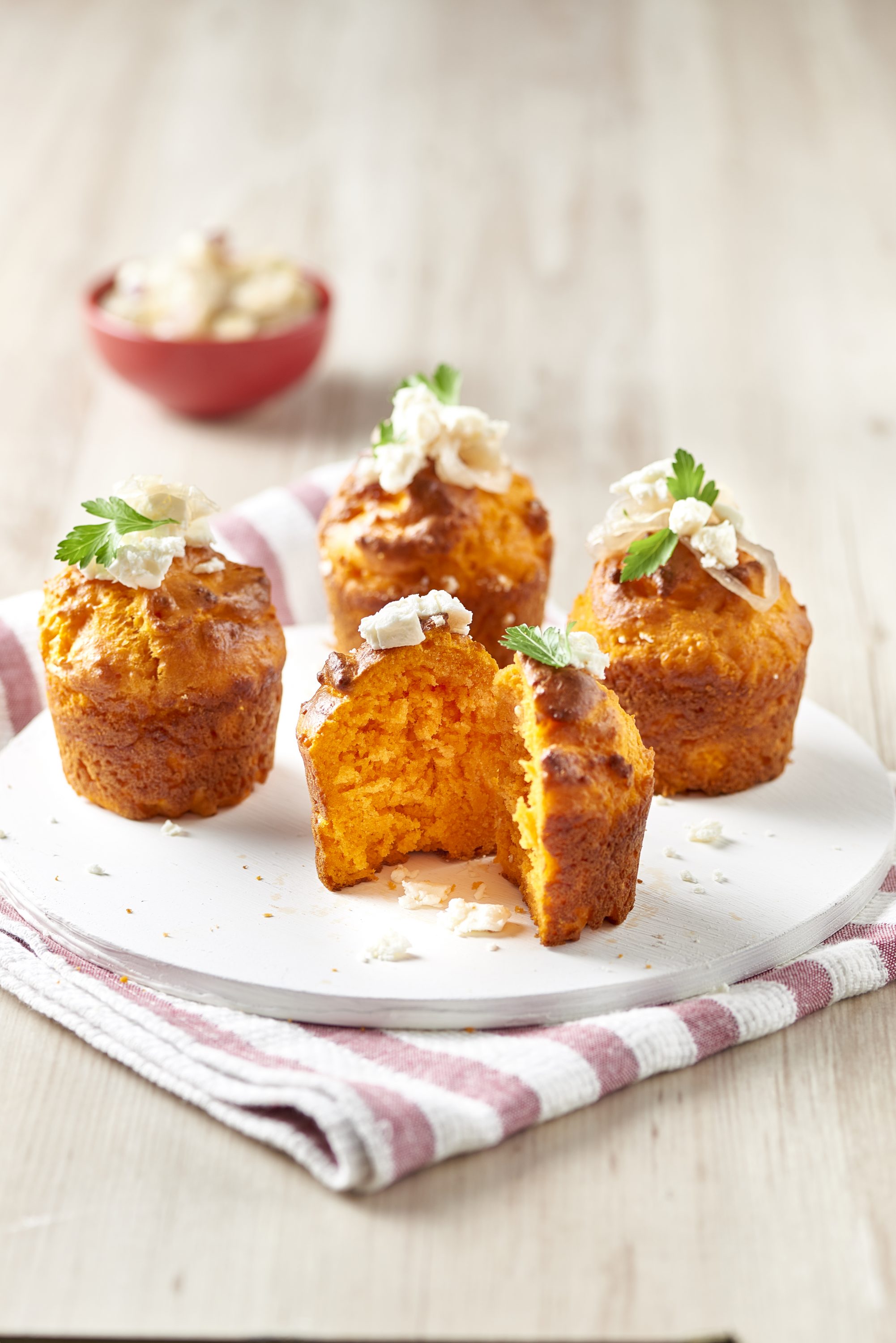 Muffins med tomatsås, karamelliserad lök och fetaost Muffins med tomatsås, karamelliserad lök och fetaost