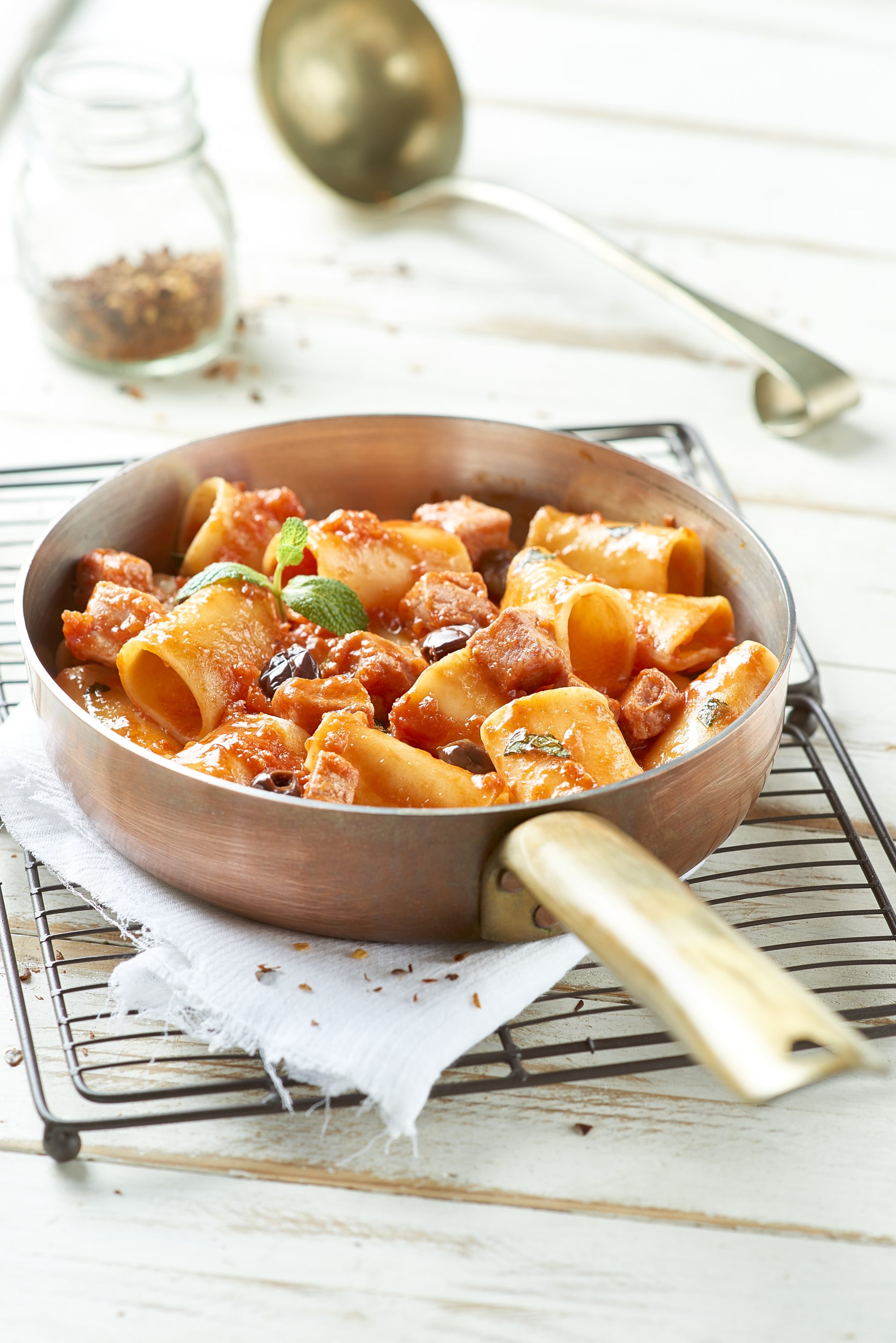 Mezzi paccheripasta med tonfisk, finkrossade tomater och svarta oliver Mezzi paccheripasta med tonfisk, finkrossade tomater och svarta oliver