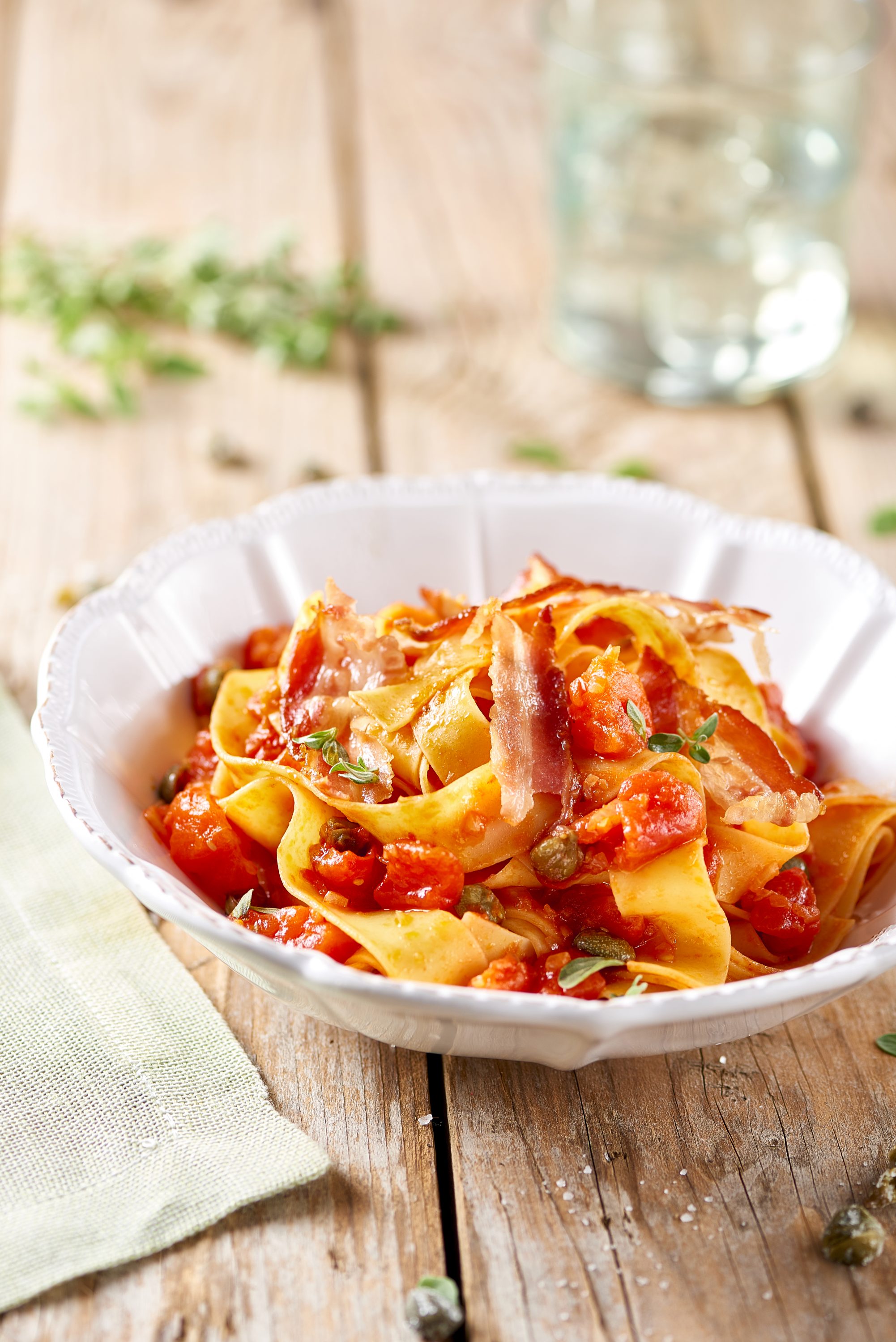 Pappardellepasta med tomat, kapris och bacon Pappardellepasta med tomat, kapris och bacon