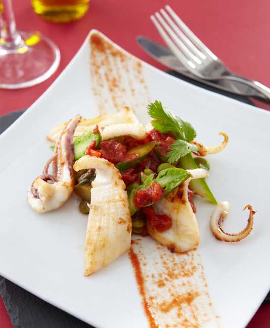 Halstrade Calamari med bondbönor, grön sparris och tomat samt koriander Halstrade Calamari med bondbönor, grön sparris och tomat samt koriander