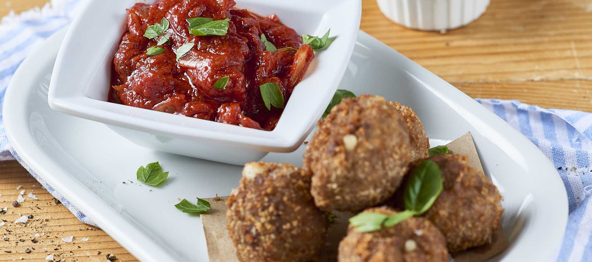Köttbullar med provola-ost och tomatsås Köttbullar med provola-ost och tomatsås