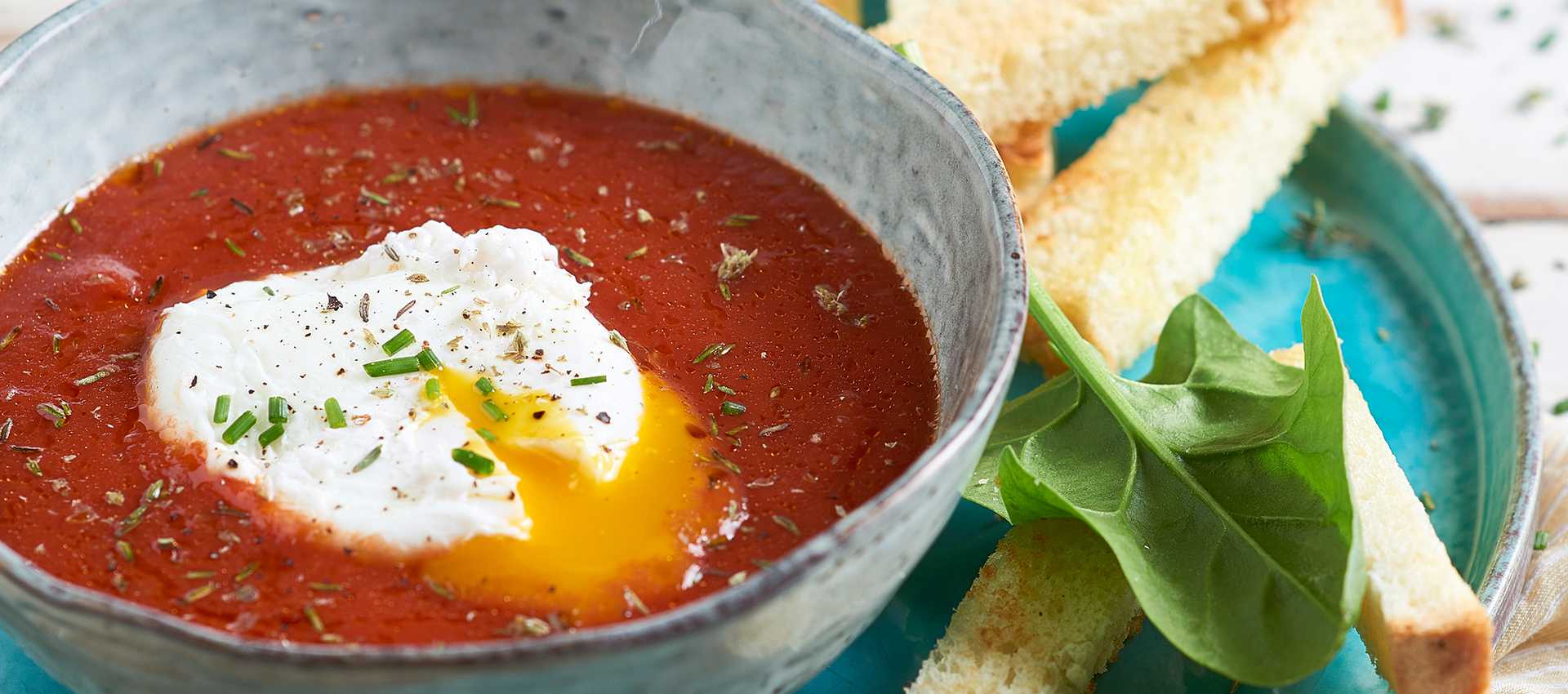 Pocherat ägg med tomat- och örtsås Pocherat ägg med tomat- och örtsås