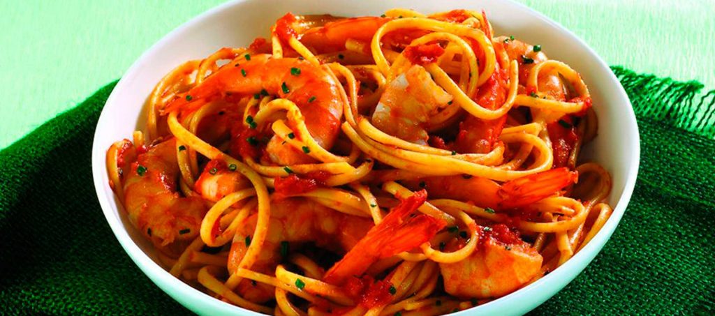 Linguinepasta med jumboräkor och Mutti krossade tomater Linguinepasta med jumboräkor och Mutti krossade tomater