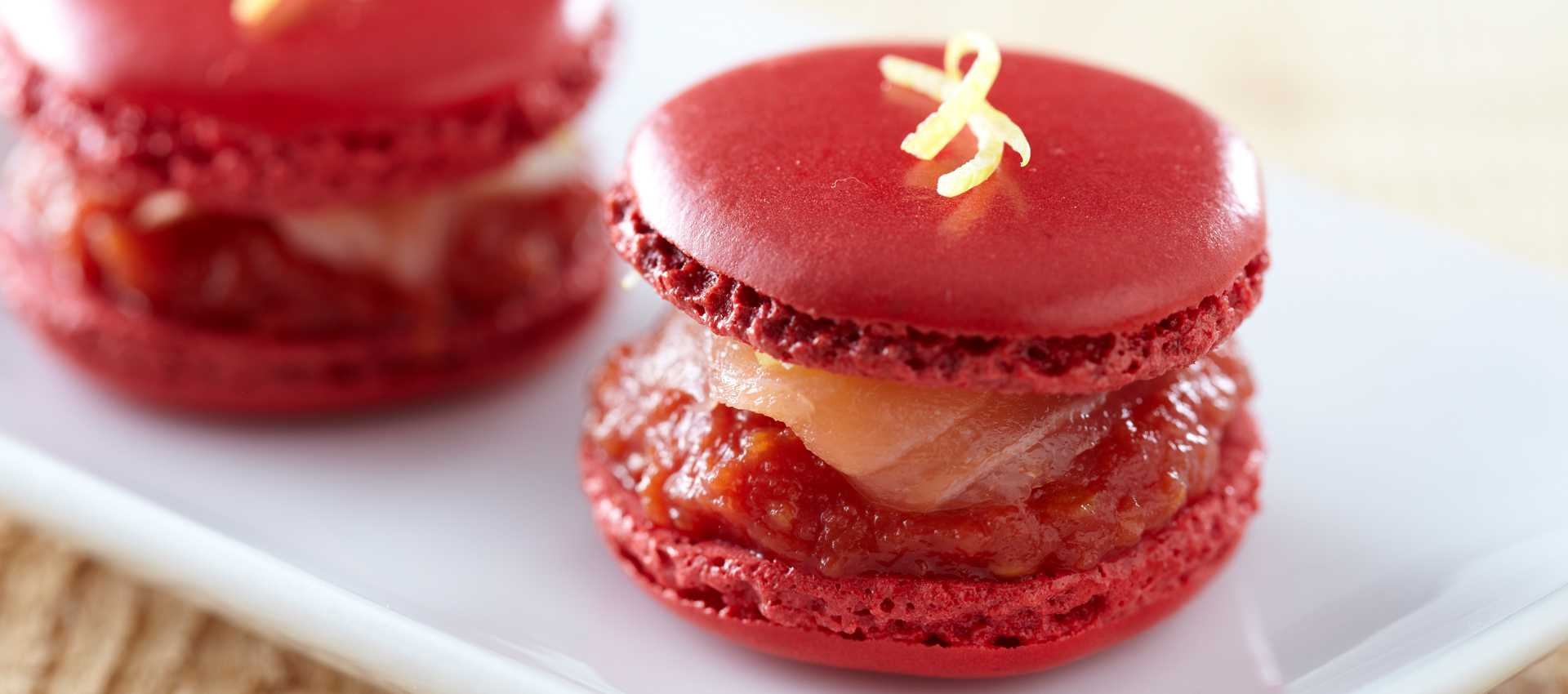 Macarons med finkrossad tomat och rökt lax Macarons med finkrossad tomat och rökt lax